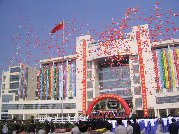 學(xué)校錐形旗杆